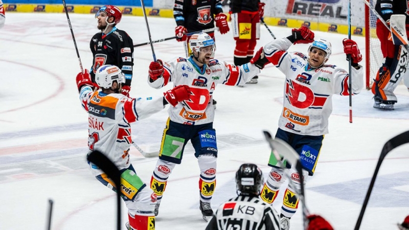 Photo hockey TELH - Tipsport Extraliga LednÃho Hokeje - TELH - Tipsport Extraliga LednÃho Hokeje - TELH : Les chevaux galopent Photo hockey TELH - Tipsport Extraliga LednÃho Hokeje - TELH - Tipsport Extraliga LednÃho Hokeje - TELH : Les chevaux galopent