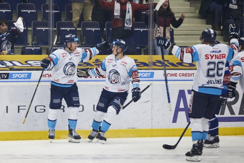 Photo hockey TELH - Tipsport Extraliga LednÃho Hokeje - TELH - Tipsport Extraliga LednÃho Hokeje - TELH : Les favoris et un trou sur la glace Photo hockey TELH - Tipsport Extraliga LednÃho Hokeje - TELH - Tipsport Extraliga LednÃho Hokeje - TELH : Les favoris et un trou sur la glace