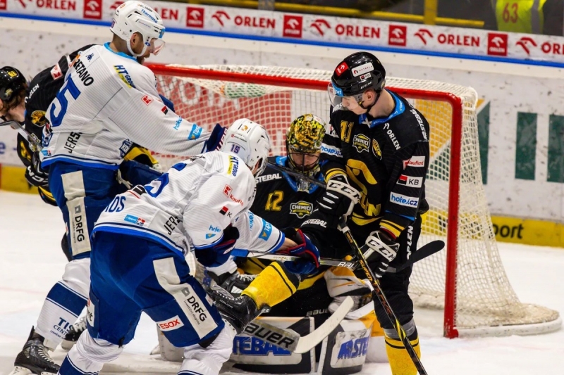 Photo hockey TELH - Tipsport Extraliga Ledního Hokeje - TELH - Tipsport Extraliga Ledního Hokeje - TELH : La comète décolle