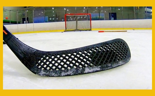 Une crosse percée pour jouer au hockey