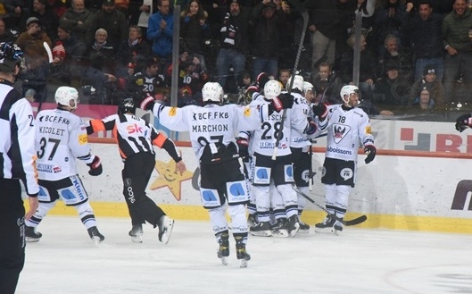 Fribourg prend la tête