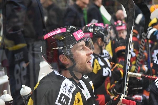Le SCB poursuit sa remontée : Langnau vs Bern