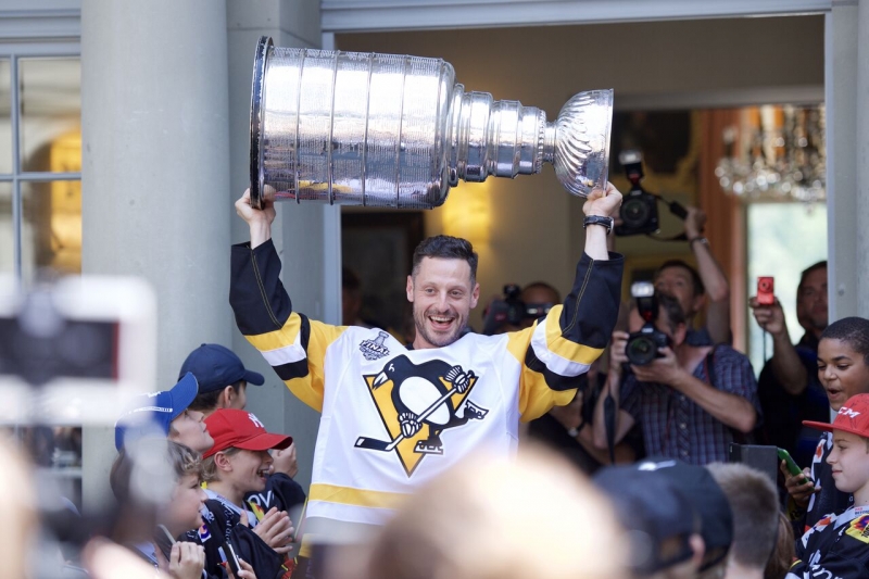 Mark Streit a présenté la Coupe Stanley aux Suisses