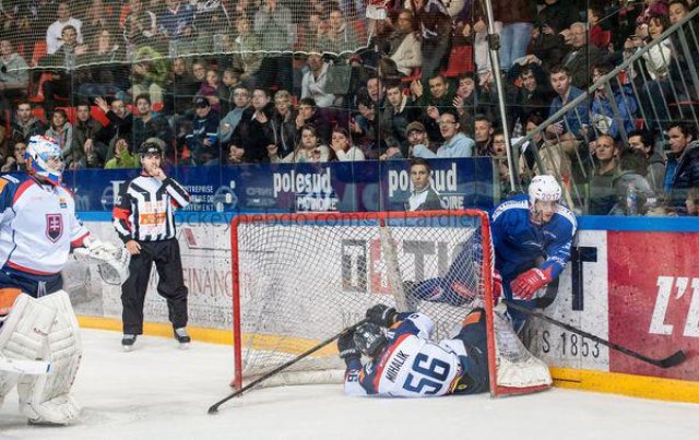 Photo hockey reportage Šatan coule la France à Grenoble