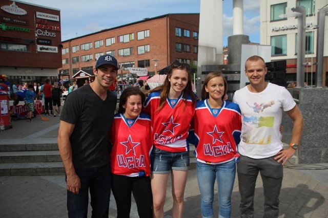 Photo hockey reportage KHL : Bain de foule pour Da Costa