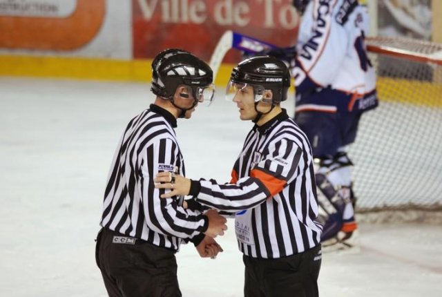 Photo hockey reportage Les arbitres en folie...