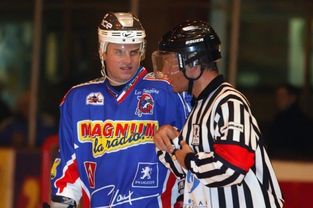 Photo hockey reportage Les arbitres en folie...