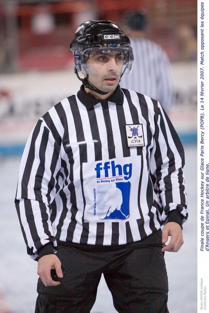 Photo hockey reportage Les arbitres en folie...