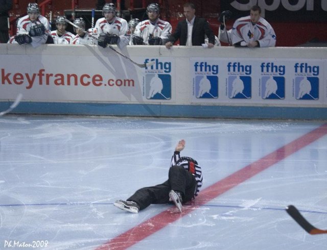 Photo hockey reportage Les arbitres en folie...