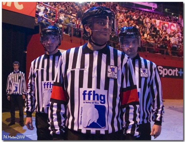 Photo hockey reportage Les arbitres en folie...