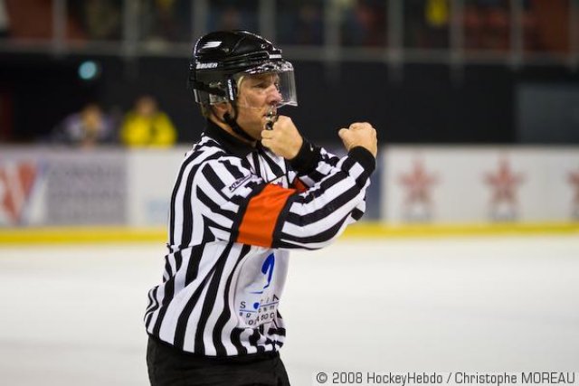 Photo hockey reportage Les arbitres en folie...