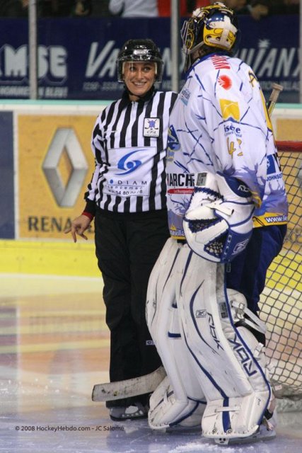 Photo hockey reportage Les arbitres en folie...