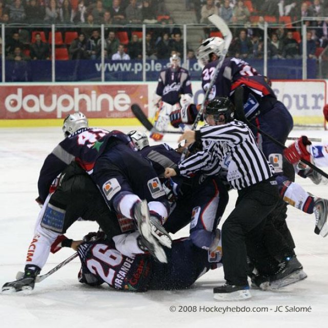 Photo hockey reportage Les arbitres en folie...