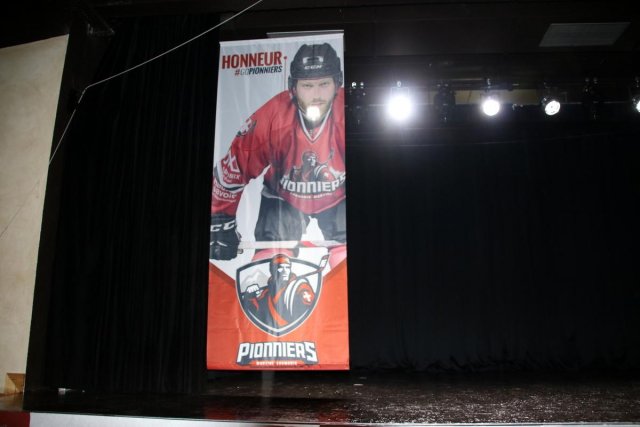 Photo hockey reportage Les Pionniers présentés ce jeudi