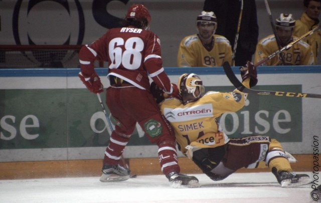 Photo hockey reportage NLA: Fin du match, à la 34e