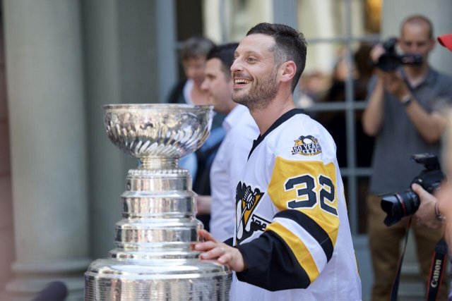 Photo hockey reportage Mark Streit a présenté la Coupe Stanley aux Suisses