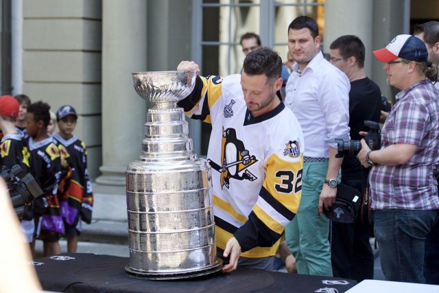 Photo hockey reportage Mark Streit a présenté la Coupe Stanley aux Suisses