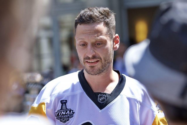 Photo hockey reportage Mark Streit a présenté la Coupe Stanley aux Suisses