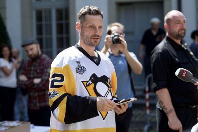 Photo hockey reportage Mark Streit a présenté la Coupe Stanley aux Suisses