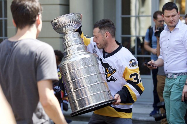 Photo hockey reportage Mark Streit a présenté la Coupe Stanley aux Suisses