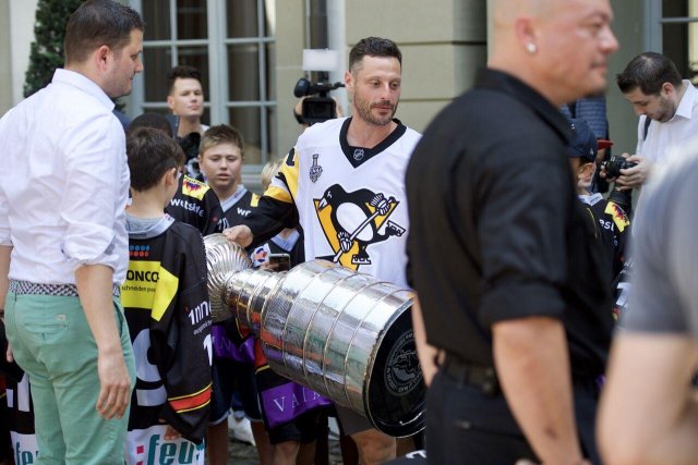 Photo hockey reportage Mark Streit a présenté la Coupe Stanley aux Suisses