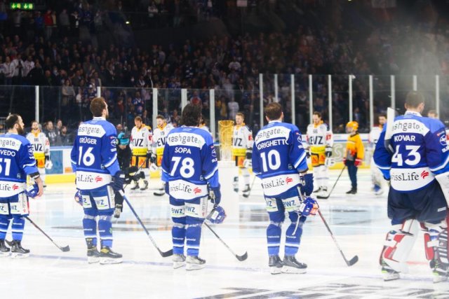 Photo hockey match Zürich - Zug le 25/04/2022