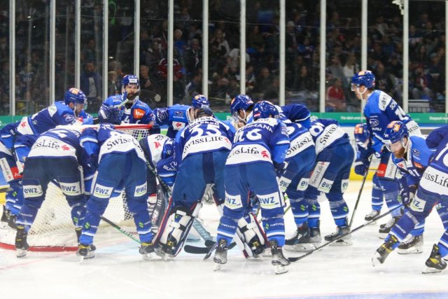 Photo hockey match Zürich - Zug le 25/04/2022