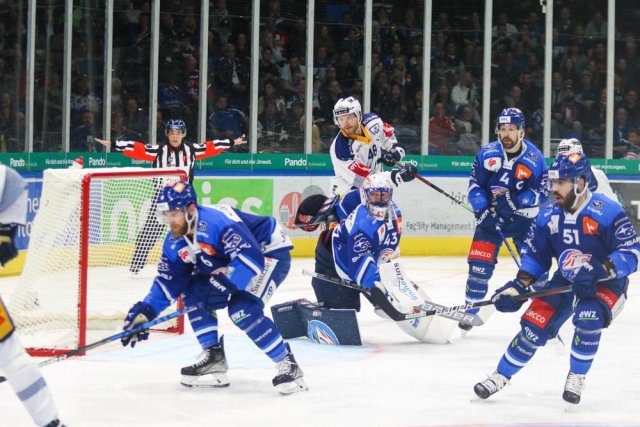 Photo hockey match Zürich - Zug le 25/04/2022