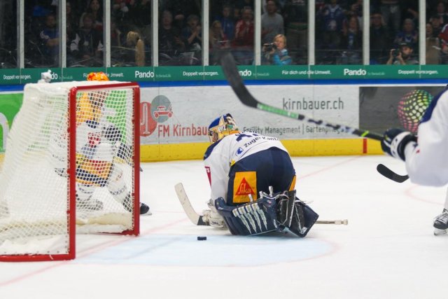 Photo hockey match Zürich - Zug le 25/04/2022