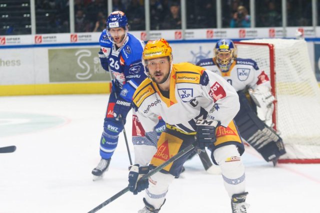 Photo hockey match Zürich - Zug le 25/04/2022