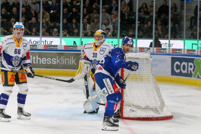 Photo hockey match Zürich - Zug le 26/02/2023
