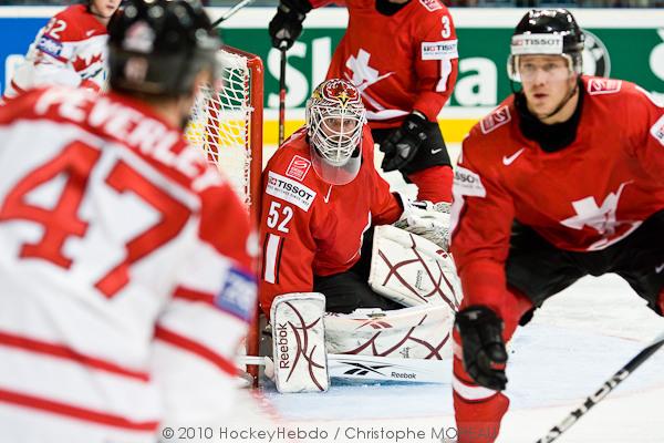 Hockey mondial 10: Le Canada écrasé — Reportage