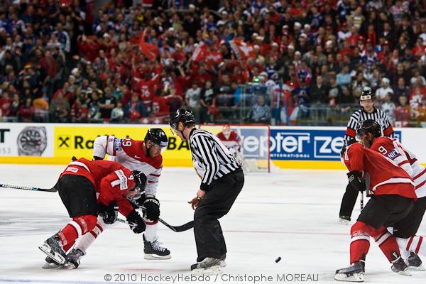 Hockey mondial 10: Le Canada écrasé — Reportage