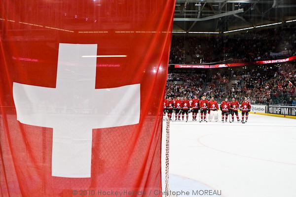 Hockey mondial 10: Le Canada écrasé — Reportage