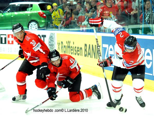 Hockey mondial 10: Le Canada écrasé — Reportage