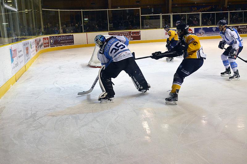 Chamonix  1 - 2 Angers 