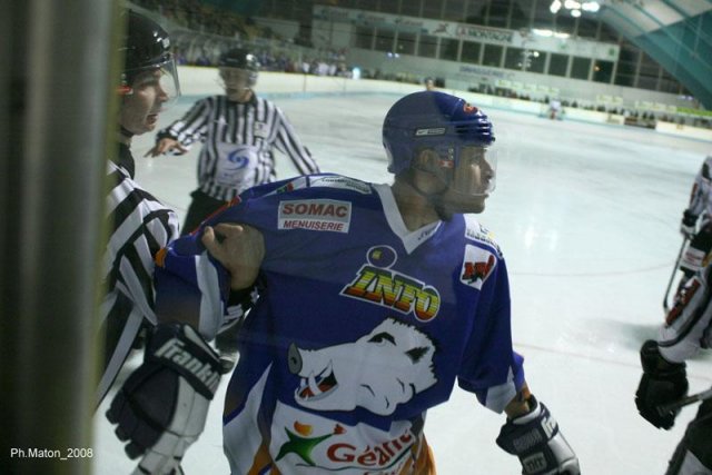 Photo hockey reportage Clermont fait de la résistance