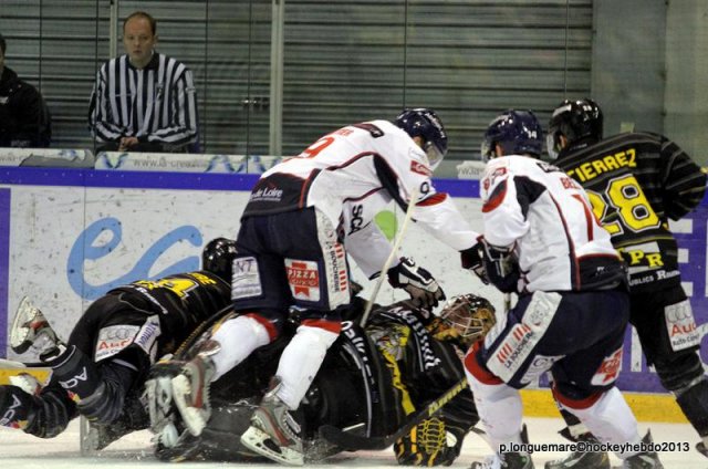 Photo hockey reportage Les Ducs survolent la rencontre 