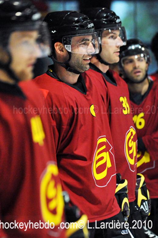 petit fanion suisse 60s - Hockey sur Glace )) HC GOLDEN POMMES - UK