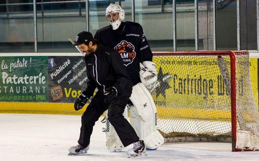 Photo hockey Eddy Ferhi, entraĂ®neur de gardiens - Ligue Magnus : Epinal (Les Wildcats) Photo hockey Eddy Ferhi, entraĂ®neur de gardiens - Ligue Magnus : Epinal (Les Wildcats)