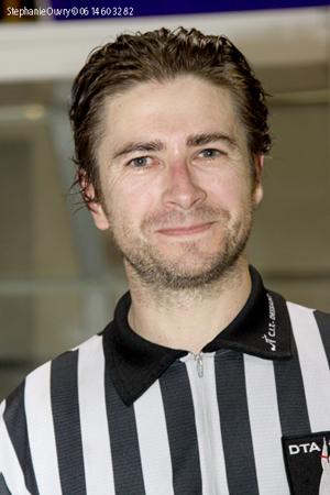 Photo hockey Un arbitre à l\ Photo hockey Un arbitre à l\