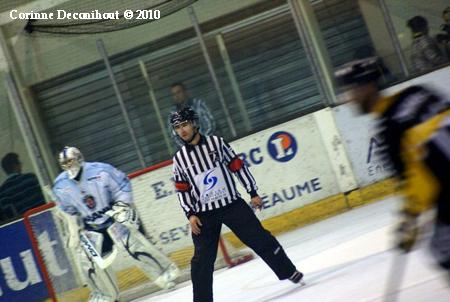 Photo hockey Un arbitre à l\ Photo hockey Un arbitre à l\