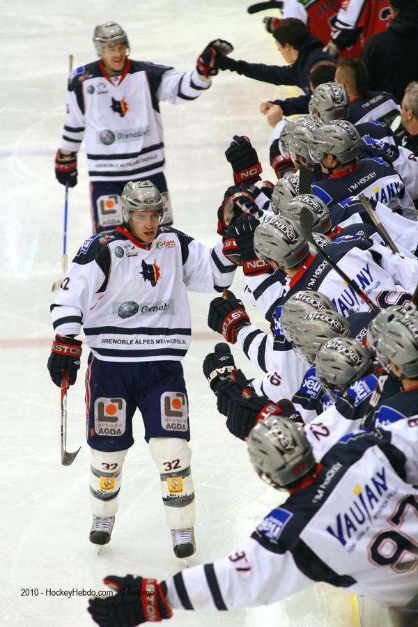 Photo hockey Grenoble: 2 défenseurs confirment - Ligue Magnus : Grenoble (Les Brûleurs de Loups) Photo hockey Grenoble: 2 défenseurs confirment - Ligue Magnus : Grenoble (Les Brûleurs de Loups)