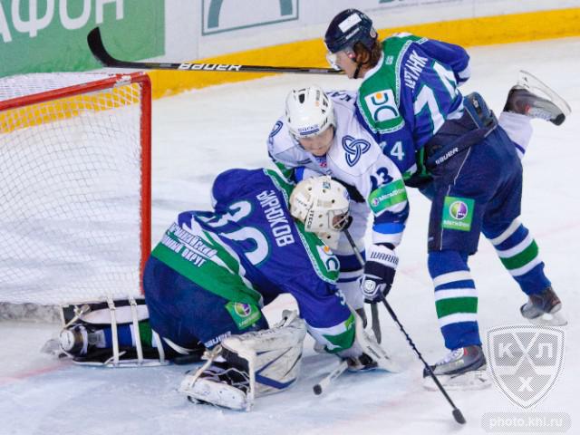 Photo hockey KHL : Dans la nappe de pétrole - KHL - Kontinental Hockey League