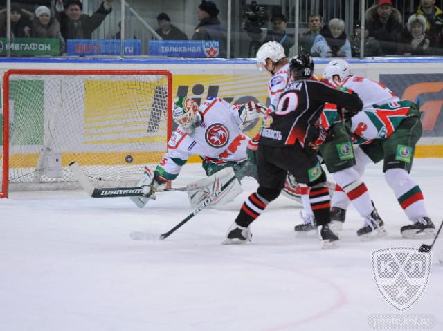 Photo hockey KHL : Des dr么les d Photo hockey KHL : Des dr么les d