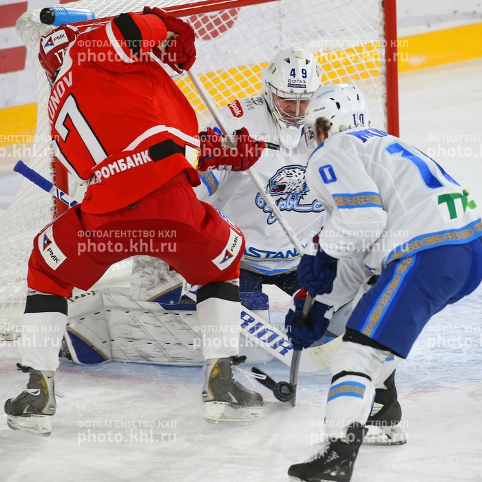 Photo hockey KHL : Il est tombé - KHL - Kontinental Hockey League