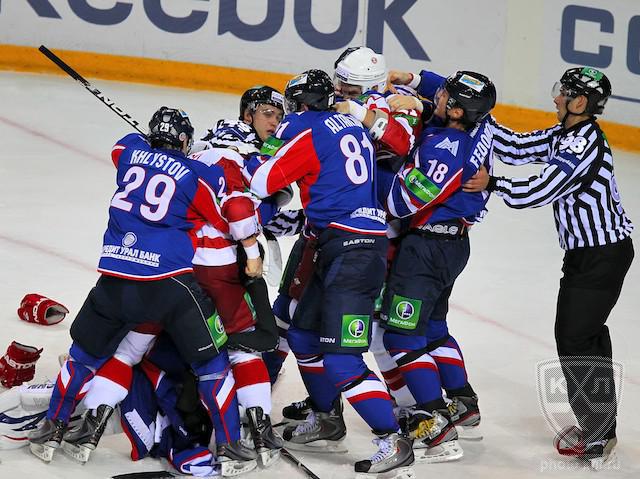 Photo hockey KHL : La marche en avant malgré les brutes - KHL - Kontinental Hockey League ARCHIVES Photo hockey KHL : La marche en avant malgré les brutes - KHL - Kontinental Hockey League ARCHIVES