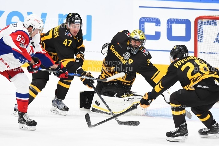 Photo hockey KHL : Les Sidérurgistes fondent le train - KHL - Kontinental Hockey League