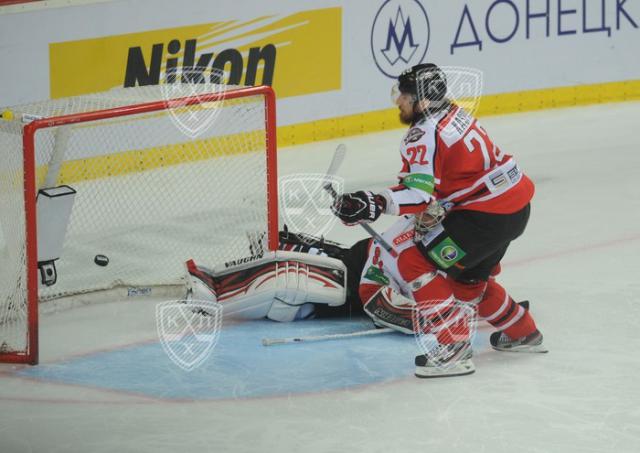 Photo hockey KHL : Lukas Kaspar en Père Noël - KHL - Kontinental Hockey League Photo hockey KHL : Lukas Kaspar en Père Noël - KHL - Kontinental Hockey League
