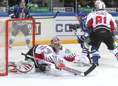 Photo hockey KHL : Lutte à distance - KHL - Kontinental Hockey League Photo hockey KHL : Lutte à distance - KHL - Kontinental Hockey League